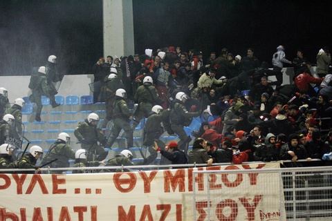 Συμπλοκή οπαδών του Ολυμπιακού με άνδρες των ΜΑΤ - Media