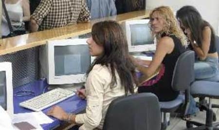 Περικοπές σε επιδόματα και μισθούς στο δημόσιο - Media