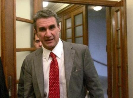 Κομισιόν: «Δεν ζητήσαμε να κοπούν στο μισό οι συντάξεις» - Media