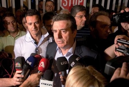 Η είδηση για την έκρηξη στο γραφείο Χρυσοχοϊδη κάνει το γύρο του κόσμου - Media