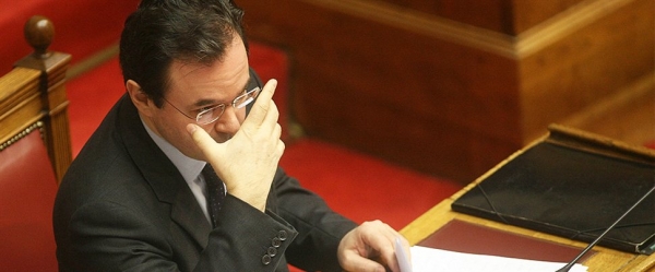 Η τρόικα κρατά... πριόνι - Media