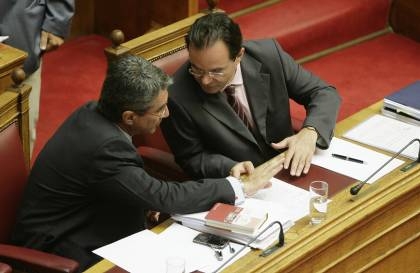 Διαψεύδουν τα σενάρια περί νέων μέτρων Παπακωνσταντίνου και Λοβέρδος - Media