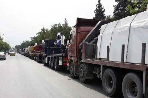 Σε απεργιακό κλοιό από βυτιοφόρα και φορτηγά - Media