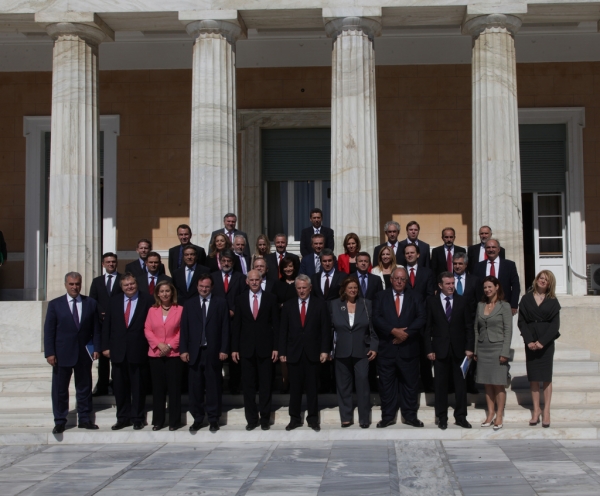 Μας κυβερνούν ηγέτες, όχι αστεία - Media
