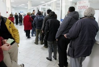 Χάος στις ουρές για την περαίωση και τα τέλη - Media