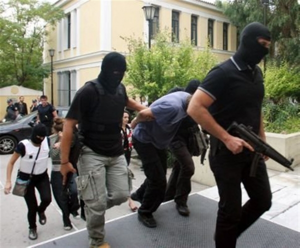 Προφυλακιστέοι οι τέσσερις για τρομοκρατία, ελεύθερη η Γερμανίδα - Media