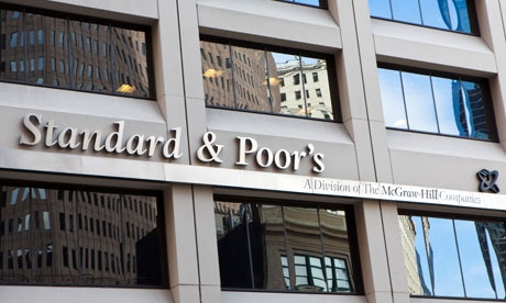 Τέσσερις ελληνικές τράπεζες υποβάθμισε η Standard & Poor’s  - Media
