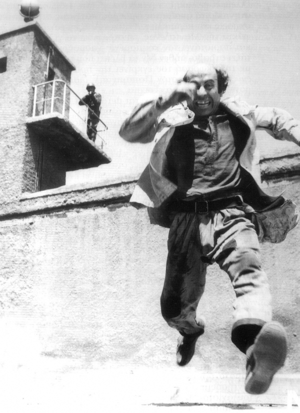 «Αυτός ο άνθρωπος ή τρελός είναι ή άγιος» - Media