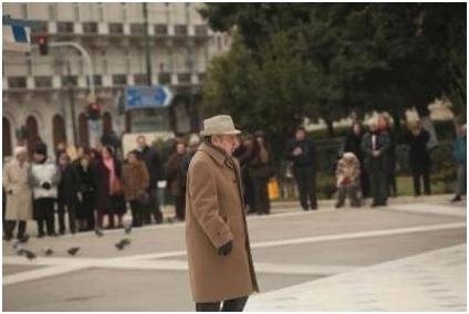 Σε λαϊκό προσκύνημα ο Λάκης Σάντας - Media