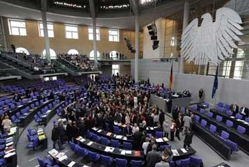 Αποφασίζει η Γερμανία για τη βοήθεια στην Ελλάδα - Media