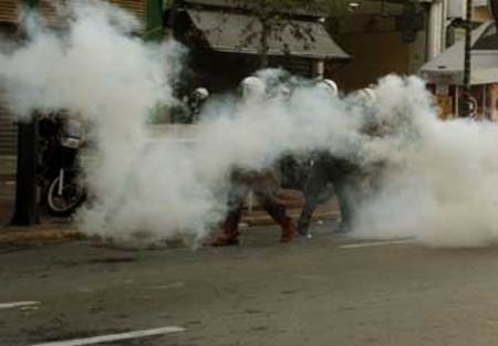 Χημικά κατά διαδηλωτών στο Υπουργείο Εργασίας - Media