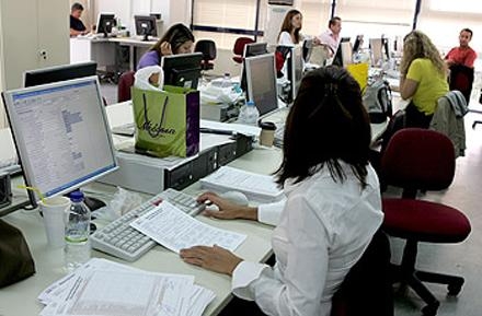 Δεν τίθεται θέμα οριζόντιων περικοπών των μισθών των δημοσίων υπαλλήλων - Media
