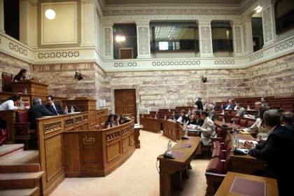 Υπερψήφιση Μεσοπρόθεσμου στην Επιτροπή Οικονομικών - Media