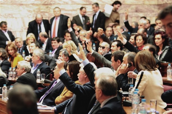 Ικανοποίηση στην ΕΕ για την ψήφιση του μεσοπρόθεσμου - Media