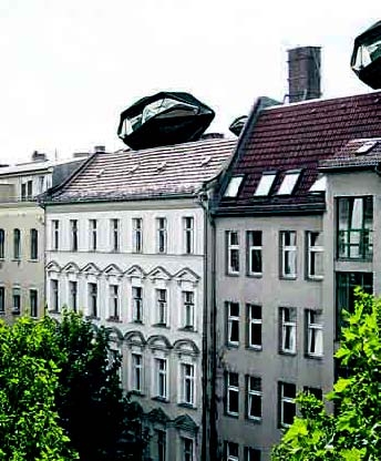 Το διαστημικό σπίτι ψηλά στο βουνό  - Media