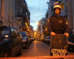 Επίθεση αγνώστων κατά αστυνομικών στα Εξάρχεια - Media