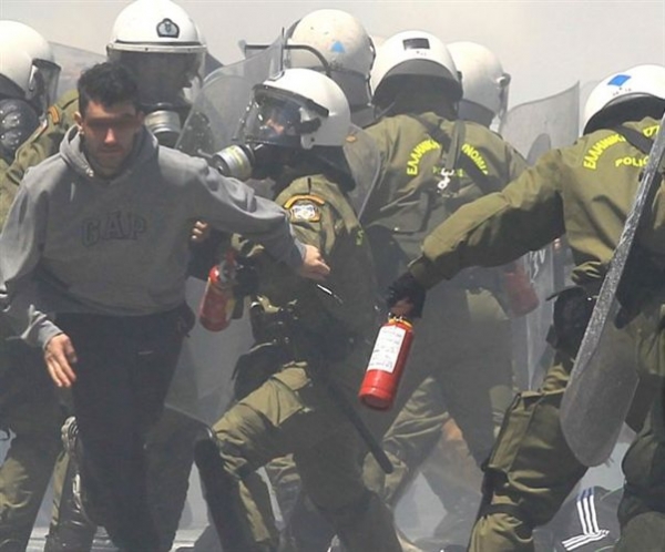 «Ντοκουμέντο: Η επίθεση με πυροσβεστήρες των ΜΑΤ κατά διαδηλωτών» - Media