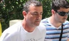 Την πλήρωσε ο φωτογράφος - Media