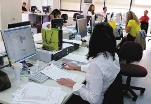 Χοντρές περικοπές μισθών στο Δημόσιο επιβάλλει η τρόικα  - Media