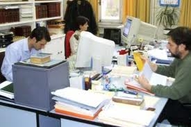 Η τρόικα ζητά μείωση του βασικού μισθού στον ιδιωτικό τομέα - Media