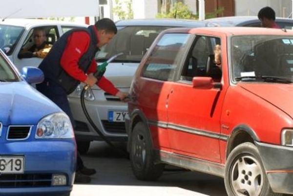 Κλειστά τα διυλιστήρια- τεράστιες ουρές στα βενζινάδικα - Media
