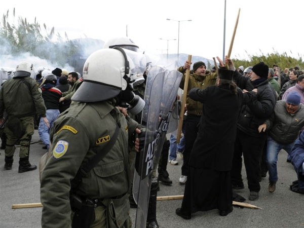 Τα ΜΑΤ κατέλαβαν τον ΧΥΤΑ της Φυλής - Media