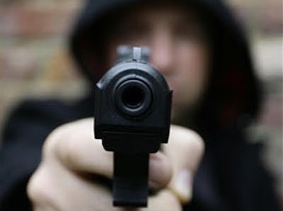 Μαθητής απείλησε με πιστόλι καθηγήτρια - Media