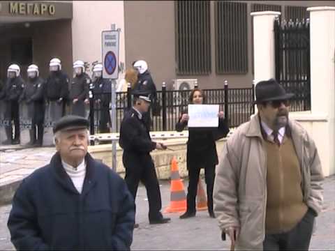 «Και οι αστυνομικοί έχουν μάνες» - Media