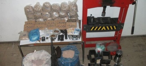 Μεγάλες ποσότητες ναρκωτικών και όπλα  εντόπισε η ΕΛ.ΑΣ. σε διαμέρισμα στου Γκύζη - Media