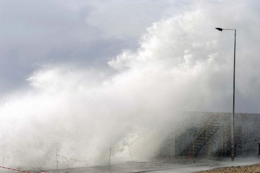 Δεκάδες κλήσεις στην πυροσβεστική λόγω της κακοκαιρίας - Media