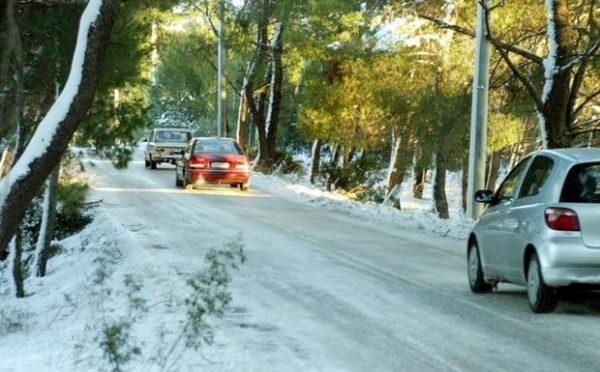 Δεμένα τα πλοία – Χιόνια στην Πάρνηθα - Media