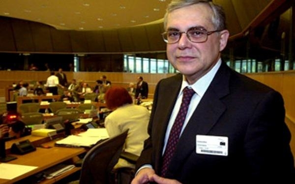 Παπαδήμος: Θα μείνουμε στο ευρώ - Media