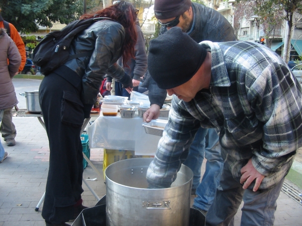 Προσαγωγές εθελοντών που μοίραζαν φαγητό σε άστεγους - Media