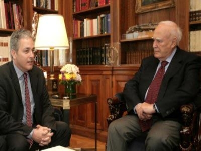 Παραδόθηκε το πόρισμα της Επιτροπής Περιβάλλοντος στον Κάρολο Παπούλια - Media