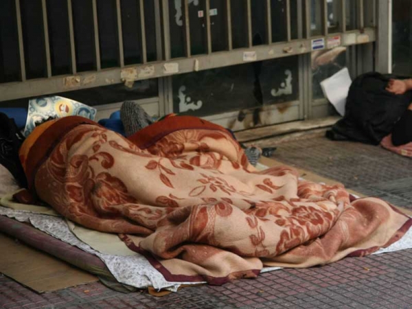 Άστεγος πέθανε από το κρύο έξω από το νοσοκομείο της Πάτρας - Media