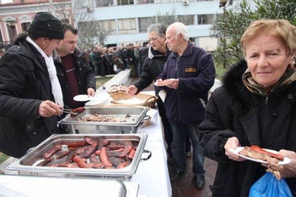 Ουρές πολλών μέτρων στη Βαρβάκειο για δωρεάν φαγητό - Media