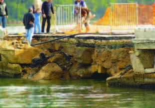 Συντρίμμια και θρύψαλα η ιστορική γέφυρα της Κεφαλονιάς  - Media