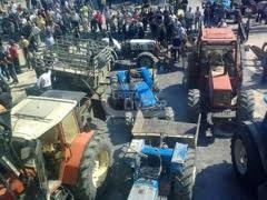 Κατάληψη σε κάλπες του ΠΑΣΟΚ από αγρότες - Media