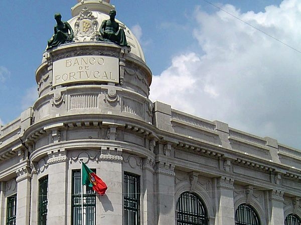 Τριπλάσιο το δημοσιονομικό έλλειμμα - Στους δρόμους οι Πορτογάλοι - Media