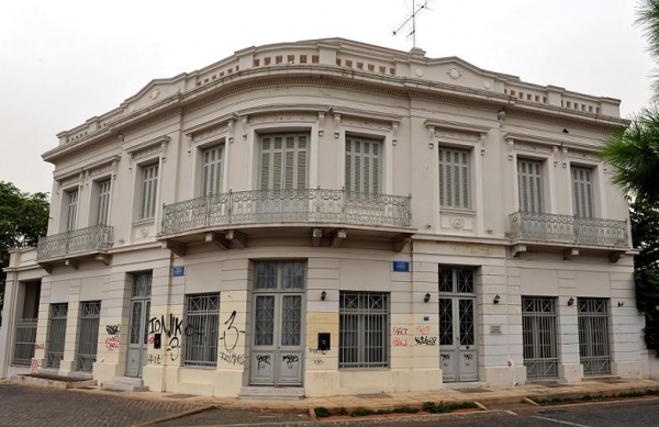Δημόσια κτήρια σε τιμή ευκαιρίας - Media