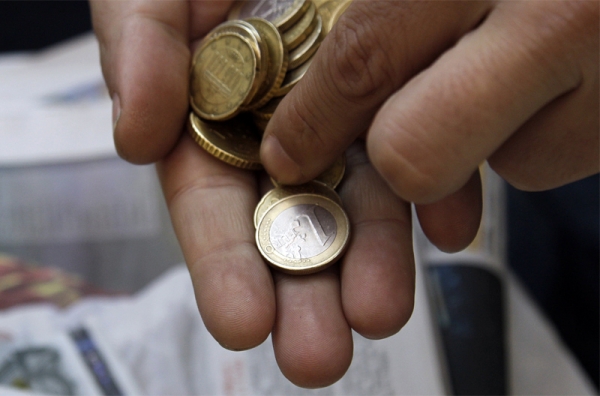 IOBE: Ύφεση 5% το 2012 - Media