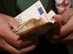Η κρίση ελάφρυνε «φακελάκι» και «γρηγορόσημο» - Media