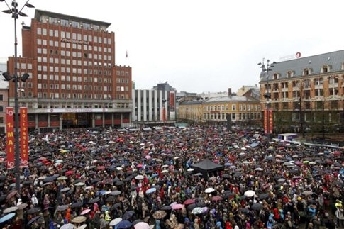 Χιλιάδες Νορβηγοί τραγουδούν το παιδικό τραγούδι που μισεί ο Μπρέιβικ - Media