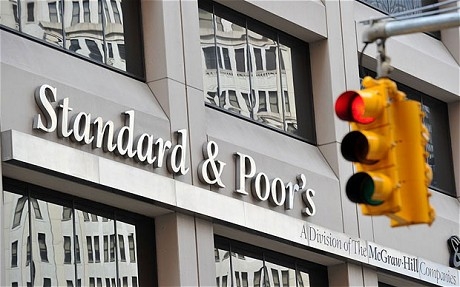 Με υποβάθμιση προειδοποιεί την Ελλάδα η Standard & Poor