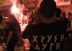 "Ολοι όρθιοι" και στον Αγιο Σάββα από Χρυσαυγίτη - Media