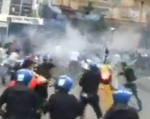 Ξύλο, δακρυγόνα και καρέκλες μεταξύ οπαδών Παναθηναϊκού και Γαλατά - Media