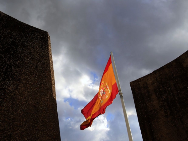 Υποβάθμιση της Ισπανίας κατά τρεις βαθμίδες από τη Fitch - Media