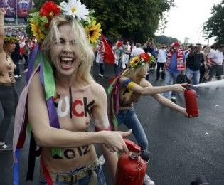 Γυμνή διαμαρτυρία της FEMEN στο Πολωνία – Ελλάδα - Media