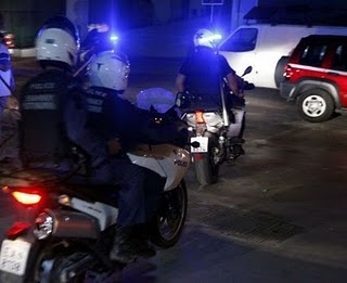 Πυρά κατά αστυνομικών στο Βύρωνα - Media