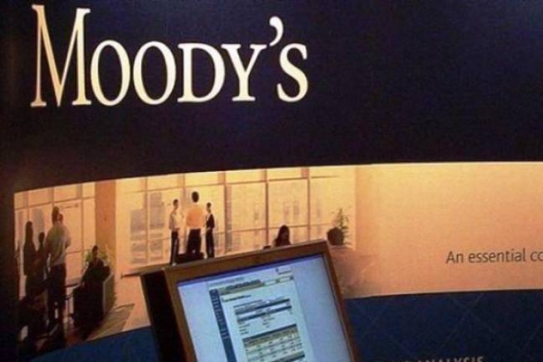 Μαζικές υποβαθμίσεις μεγάλων τραπεζών από τη Moody’s - Media